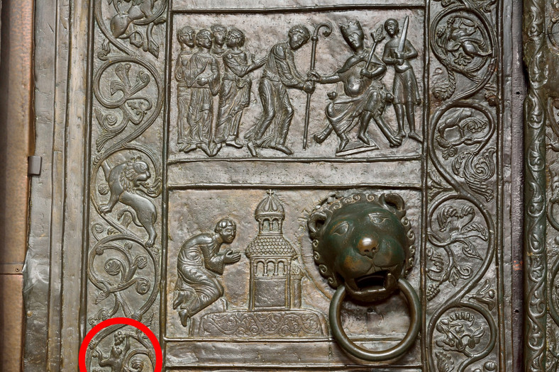 Fragment Drzwi Gnieźnieńskich z małpą