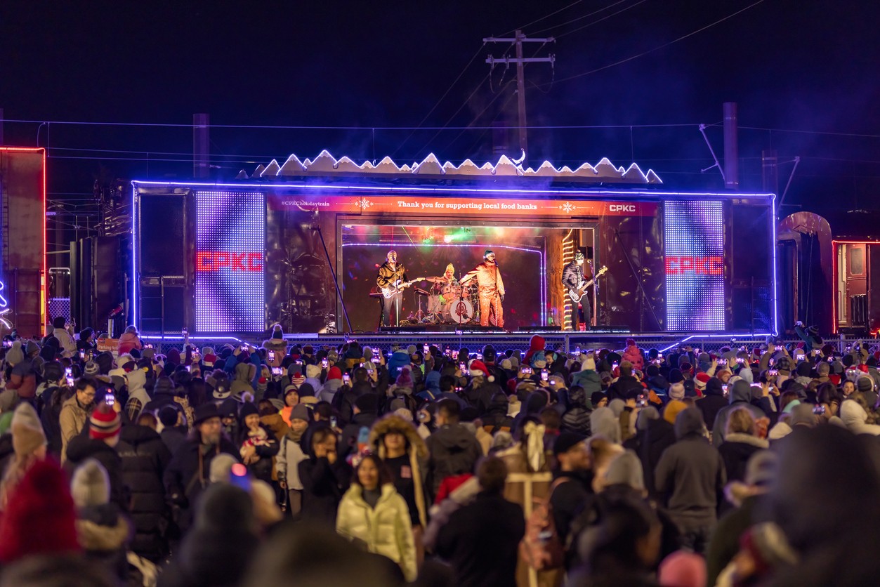 Hudobné pódium zasadené do vagóna vlaku.