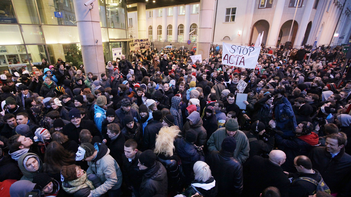 Około tysiąca przeciwników wprowadzenia umowy ACTA zebrało się wieczorem przed Pałacem Prezydenckim na Krakowskim Przedmieściu, by - jak podkreślali - protestować przeciwko ograniczaniu ich wolności. Wśród manifestujących pojawili się m.in. członkowie Ruchu Palikota, Prawa i Sprawiedliwości oraz Prawicy Rzeczpospolitej.