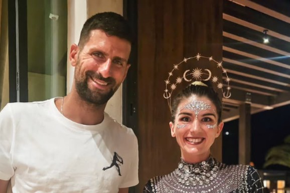 "REKAO MI JE DA SAM JAKO HRABRA" Crnogorska umetnica podelila sliku sa Đokovićem: Novak sa porodicom pratio njen vatreni spektakl, pa je oduševio rečima