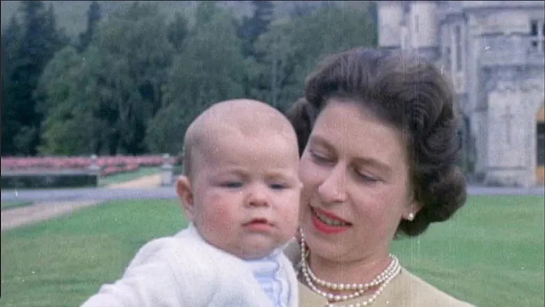 Elżbieta II na niepublikowanych zdjęciach 