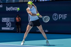 Świątek miała problemy z serwisem. Mertens napsuła Polce sporo krwi