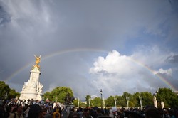 Niezwykły symbol, piękna tęcza nad Pałacem Buckingham. Potem flagę opuszczono