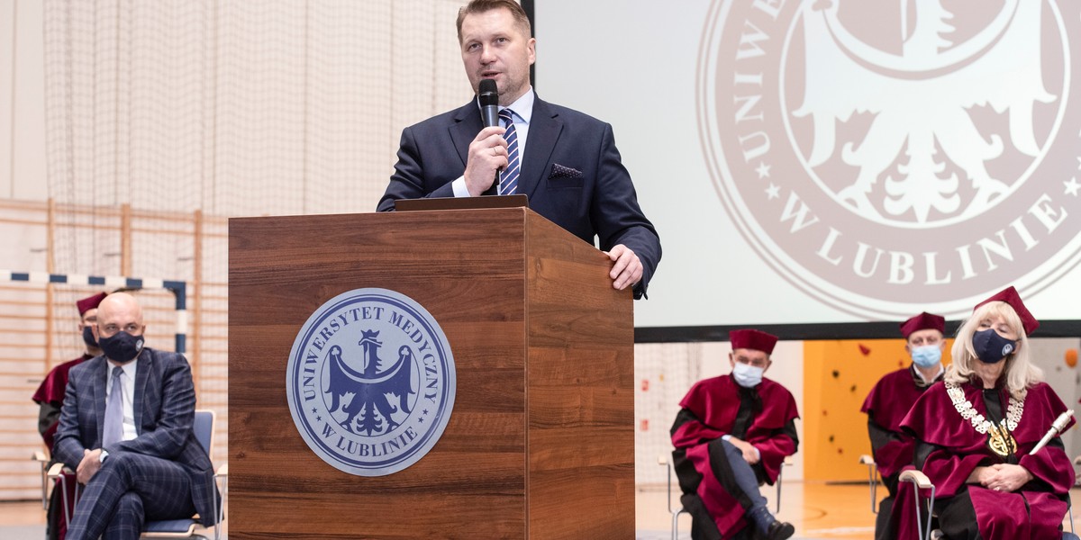 Wygląda na to, że czwarta fala, choć bardzo groźna,  nie będzie tak dotkliwa dla nauki i szkolnictwa, jak druga i trzecia fala - powiedział minister edukacji i nauki Przemysław Czarnek.