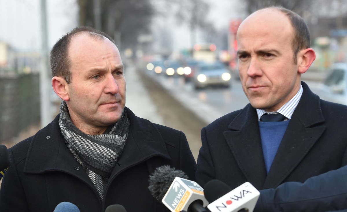 Poseł Nowoczesnej Marek Sowa (L) i poseł PO, były minister sprawiedliwości Borys Budka (P) podczas konferencji prasowej, w pobliżu miejsca wypadku kolumny rządowej z premier Beatą Szydło