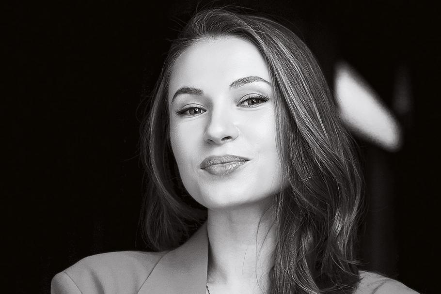 Susanna Romantsova, założycielka DEI Consulting, strateżka oraz certyfikowana trenerka DEI. Mówczyni TEDx. LinkedIn Top Voice w temacie Gender Equity na poziomie globalnym. Laureatka listy „Forbes” 30 Under 30