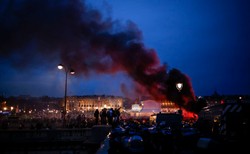 Protest przeciwników reformy emerytalnej w Paryżu. Policja użyła gazu łzawiącego