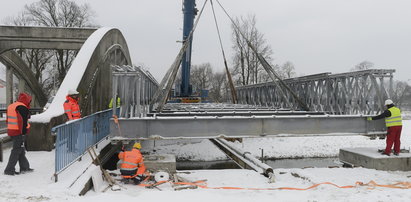 Tymczasowym mostem przez Widawę