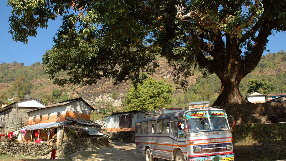 Kiedy wraz z żoną Jaqui podróżowaliśmy z plecakami po Nepalu, zawsze jeździliśmy miejscowymi autobusami. Taki sposób zwiedzania był bardziej autentyczny i jak się domyślacie, tańszy. Było jednak... trochę tłoczno.