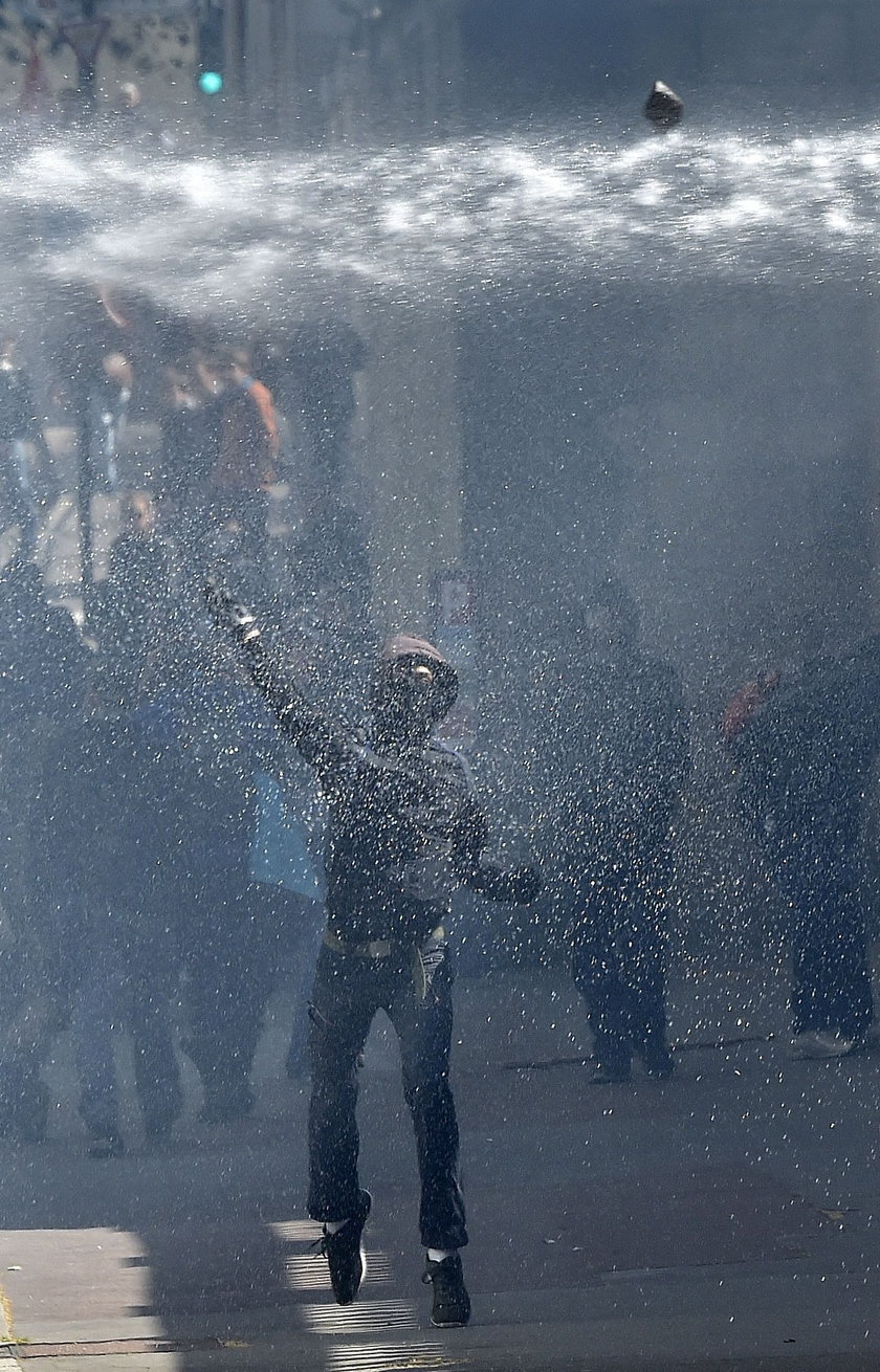 Demonstranci w Nantes obrzucili kamieniami policyjną barykadę