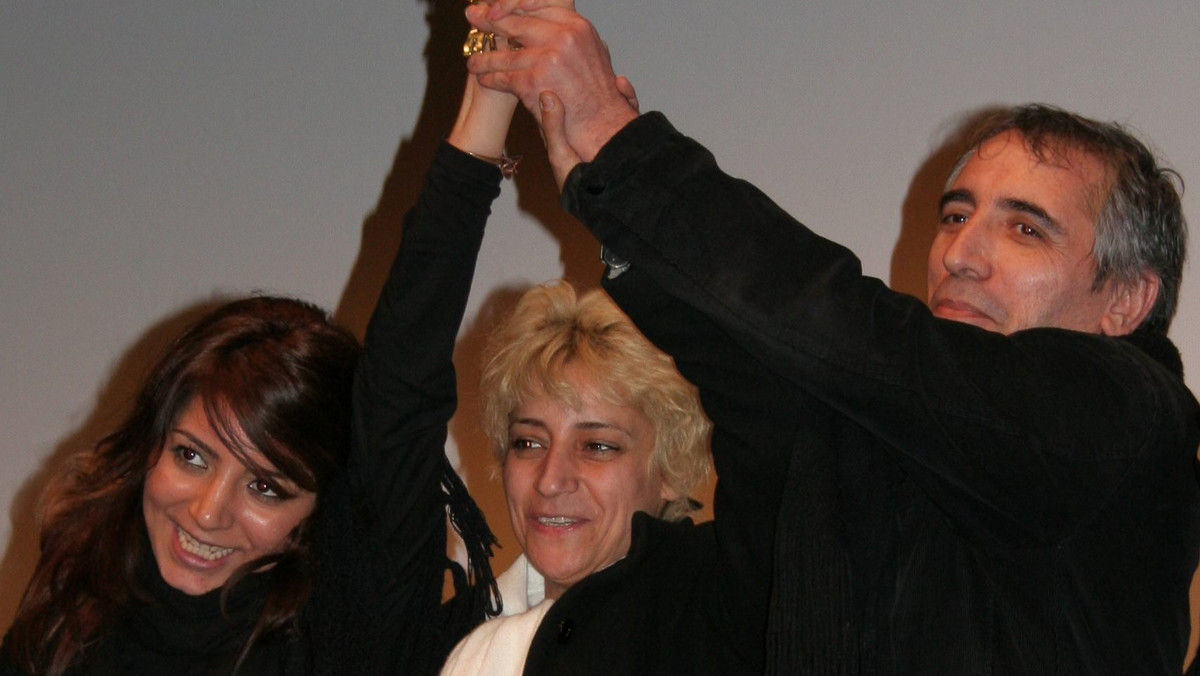 W roku 1995 festiwal w Cannes przedstawił dwa filmy Irańczyka Mohsena Makhmalbafa, które podbiły natychmiast serca krytyków i francuskiej publiczności. Dotąd uważano go za "oficjalnego piewcę islamskiego reżimu". W ciągu kilku dni obraz ten zmienił się radykalnie — krytyka zaczęła porównywać Mohsena do Abbasa Kiarostamiego i tłumaczyć, że reżyser, urodzony w 1957 r. w biednych dzielnicach Teheranu, w sposób naturalny trafił do islamskich bojówek i w następstwie do więzienia szacha Rezy Pahlaviego. 