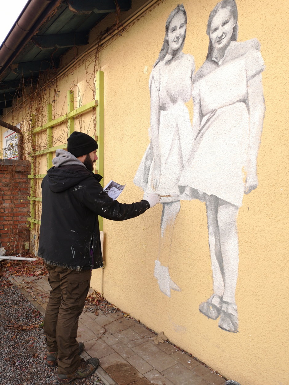 Mural z dwiema siostrami. Arkadiusz Andrejkow wzorował się na starej fotografii