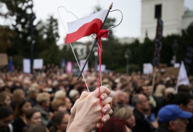Manifestacja zorganizowana przez inicjatywę "Ratujmy kobiety" przed Sejmem.