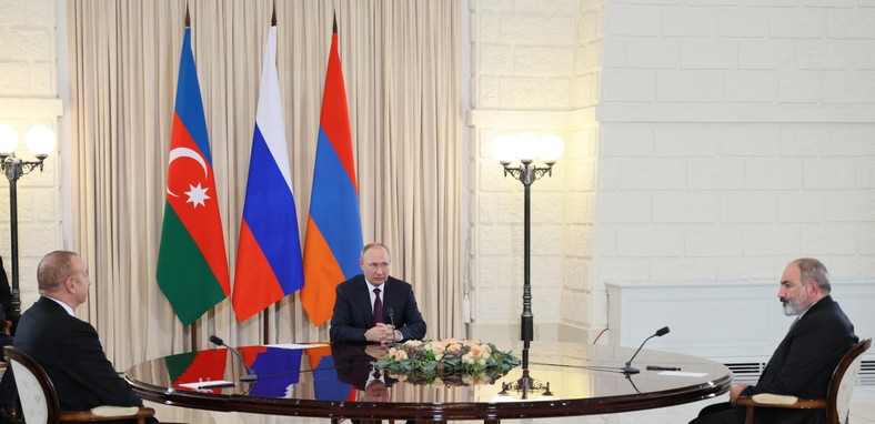 Prezydent Rosji Władimir Putin, premier Armenii Nikol Paszynian i prezydent Azerbejdżanu Ilham Alijew podczas rozmów w czarnomorskim kurorcie Soczi, 31 października 2022 r.