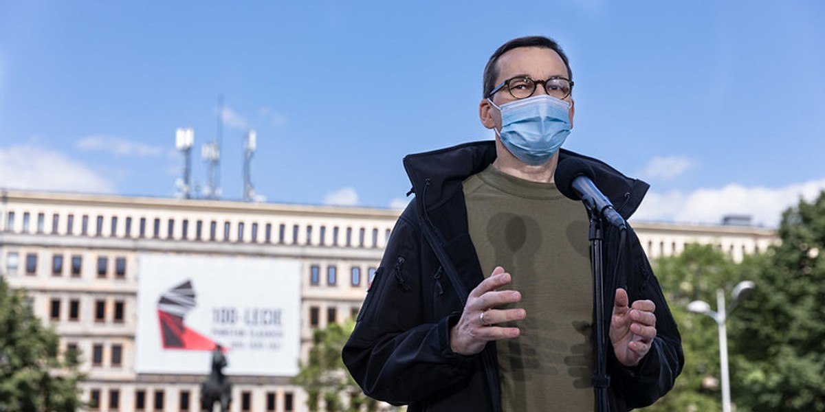 Premier Morawiecki uważa, że epidemia w Polsce została opanowana. "Czy my jesteśmy dziś na bardzo powolnym wchodzeniu na szczyt, czy już za tym szczytem, to pewnie historycy za parę tygodni będą mogli opisać w swoich annałach" - mówił w sobotę. 