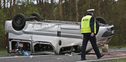 Zasnął za kółkiem, bus dachował. Są ranni