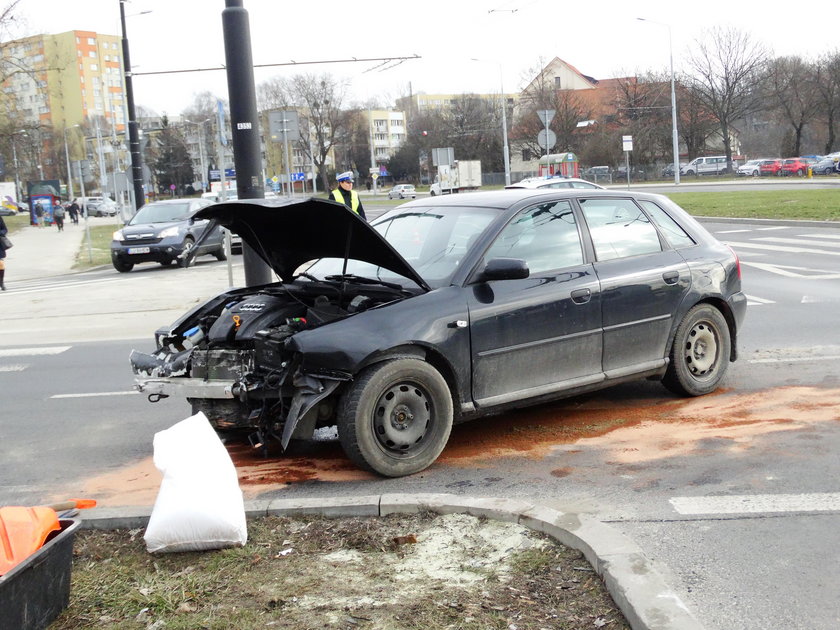 wypadek na rondzie Mohyły w Lublinie. Samochód dachował