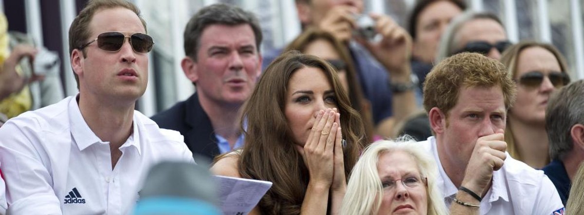 Kate Middleton, książę William oraz książę Harry dopingują księżniczkę Zarę podczas olimpiady w Londynie. Zara Phillips startowała we wszechstronnym konkursie konia wierzchowego.