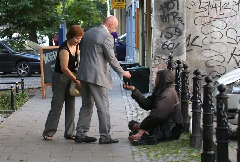 Miłosierni rodzice Dody? Zobacz komu pomogli