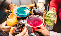 Czy mieszanie różnych alkoholi sprawia, że szybciej się upijamy?