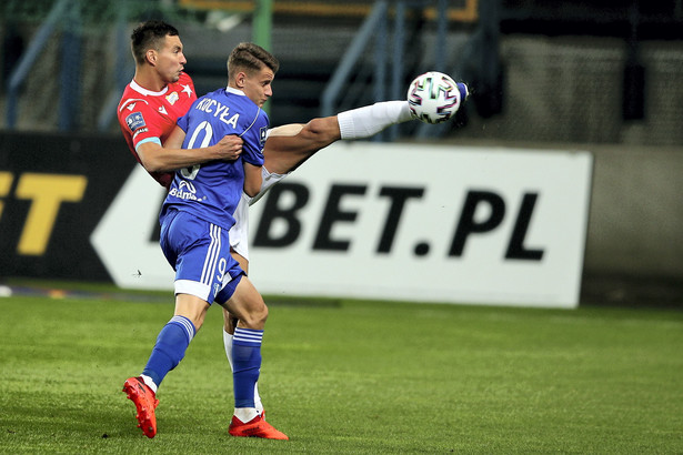 Piłkarz Wisły Kraków Maciej Sadlok (L) i Dawid Kocyła (P) z Wisły Płock podczas meczu Ekstraklasy, na Stadionie Miejskim im. Henryka Reymana