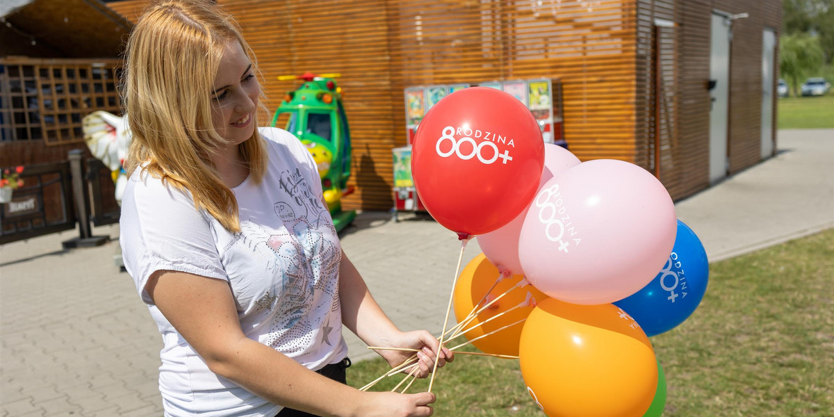 Ministerstwo zaopatrzyło się w 30 tys. baloników, które rozdawane są podczas festynów.