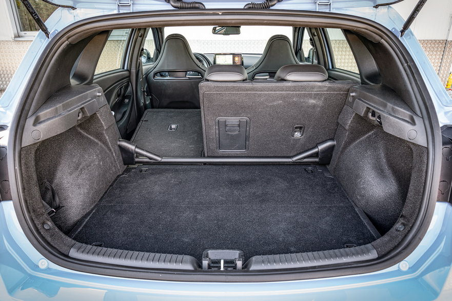 Wzmocnienie poprzeczne w bagażniku (standard specyfikacji Performance) Hyundaia „kosztuje” 14 litrów. Kufer ma pojemność 395-1301 l.