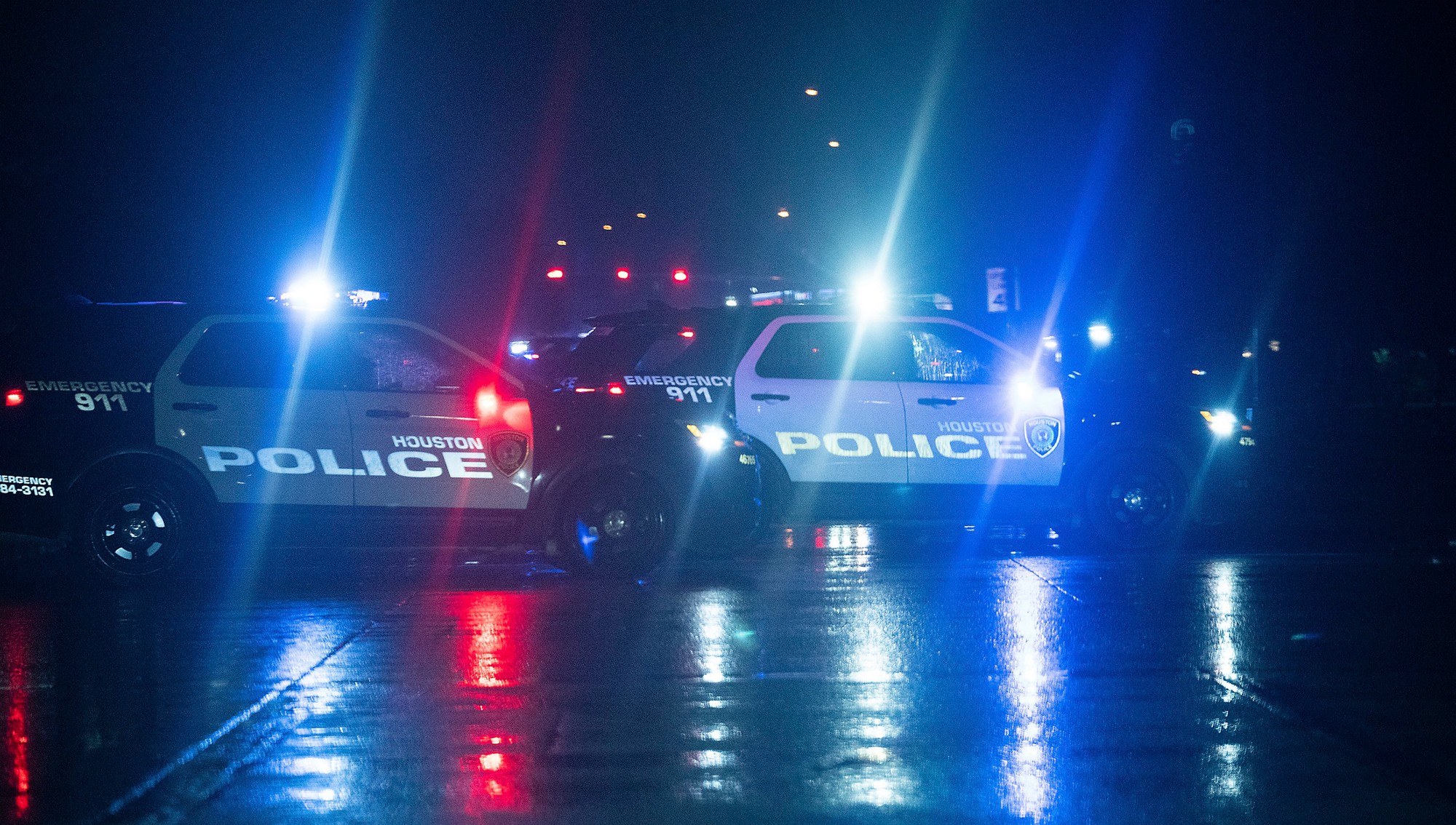 Jedno dieťa zahynulo a štyria ľudia utrpeli zranenia pri nedeľnej streľbe na trhu v americkom štáte Texas.