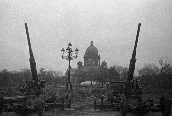Radzieckie działa przeciwlotnicze w Leningradzie, w tle widoczny jest Sobór św. Izaaka. Zdjęcie wykonano 1 października 1941 roku