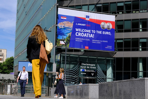 Plakat, witający Chorwację w strefie euro