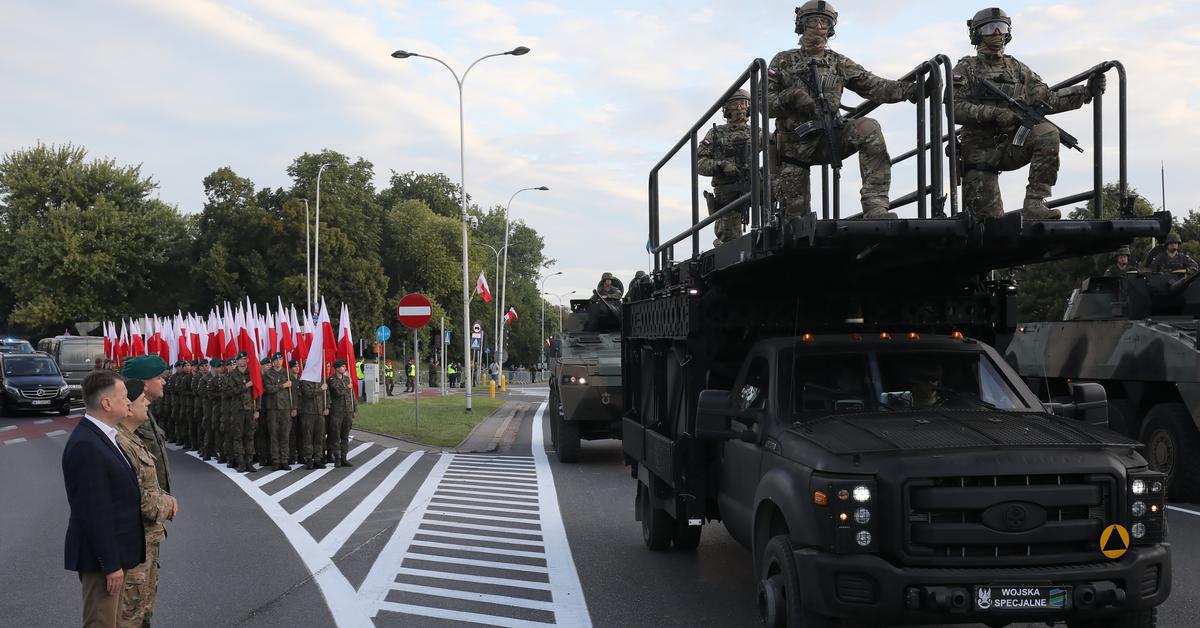 W dniu Święta Wojska Polskiego defilada wojskowa - ok. 2 tys. żołnierzy i  ok. 200 sztuk sprzętu bojowego i lotnictwo - GazetaPrawna.pl