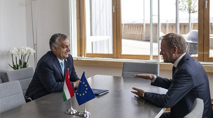 Orbán Viktor miniszterelnök (b) Donald Tuskkal, az Európai Tanács elnökével egyeztet Brüsszelben, a Tanács székházában a rendkívüli EU-csúcsértekezletet megelőzően / Fotó: MTI/Miniszterelnöki Sajtóiroda/Szecsődi Balázs