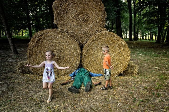 Autor: Piotr Tracz, Agencja Fotograficzna Reporter <br>
Gnojnik. Nietypowa inscenizacja z okazji dożynek. Zgodnie z tradycją co roku koło gospodyń wiejskich przygotowuje inscenizacje związane z życiem na wsi. 16 sierpnia 2015
<br><br>Źródło fot. <a href='http://www.grandpressphoto.pl/prasa/' style='color: blue'> Grand Press Photo 2016</a>