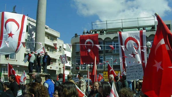 Demonstracje w Sarayönü w 2006 roku, fot. Tommy and Georgie, na licencji CC BY 2.0