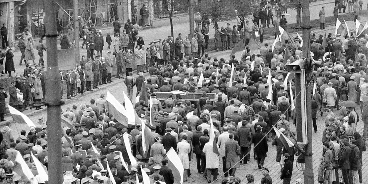 Ustawa dezubekizacyjna dotknie na pewno 50 tys. osób. Na zdjęciu: Pochód pierwszomajowy we Wrocławiu w 1982 r.