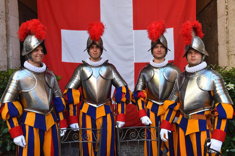 Pápežovi robia ochranku príslušníci švajčiarskej gardy.