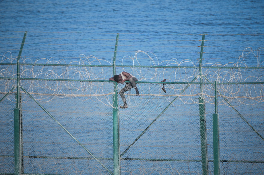 Nielegalny imigrant przekracza granicę hiszpańskiej Ceuty (2019 r.)