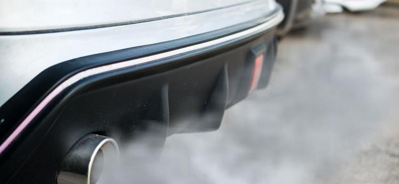 Unia podnosi poziom redukcji emisji spalin dla samochodów. Niemcy i Polska razem