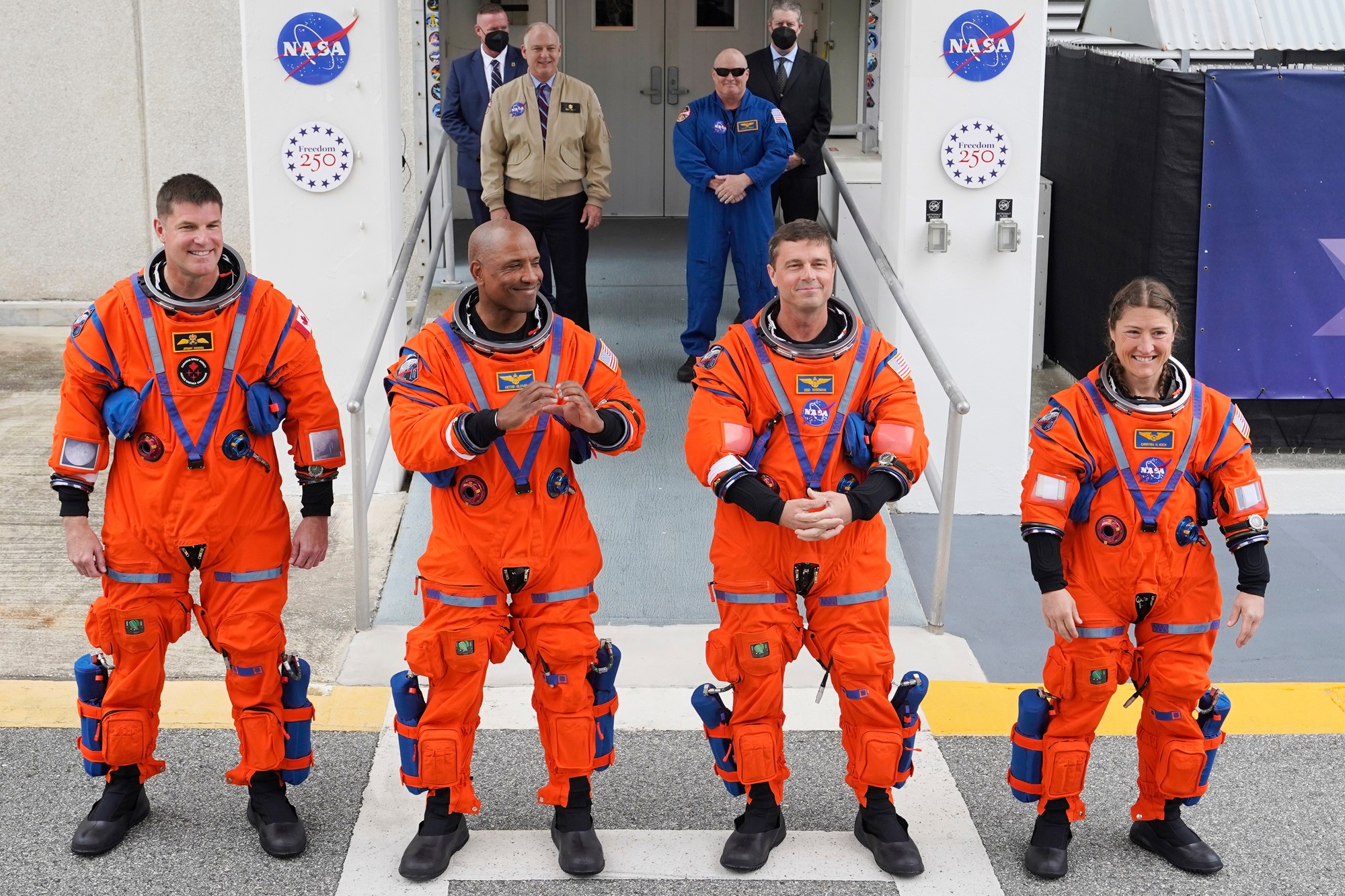 Posádka misie Artemis 2 : zľava astronaut Kanadskej vesmírnej agentúry (CSA) Jeremy Hansen (letový špecialista), Victor Glover (pilot)  Reid Wiseman (veliteľ) a Christina Kochová (letová špecialistka).
