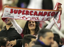 Zdjęcia kibiców na koszulce meczowej piłkarzy Sevilli