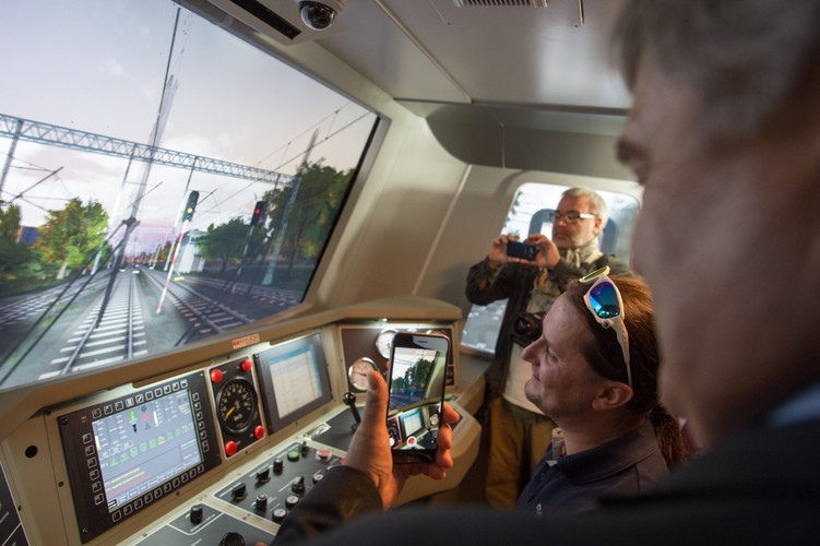 Realistyczne odczucia zapewnia sześciostopniowa platforma ruchu 6DoF. Dzięki niej możliwe jest odtworzenie wszystkich sił oddziałujących na maszynistę podczas jazdy w różnych warunkach atmosferycznych oraz w trakcie różnych zdarzeń. Maszynista siedząc bezpiecznie w symulatorze może doświadczyć, co dzieje się podczas np. wjazdu samochodu na przejazd kolejowy, poślizgu czy wykolejenia. 

<br><br>fot. (gm/kru) PAP/Grzegorz Michałowski