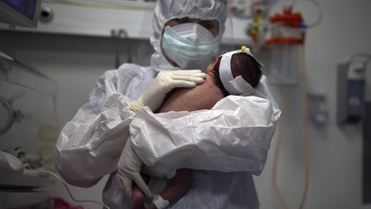 Drámai fotók: 11 napos koronavírusos csecsemő a nővér karjaiban az intenzív osztályon