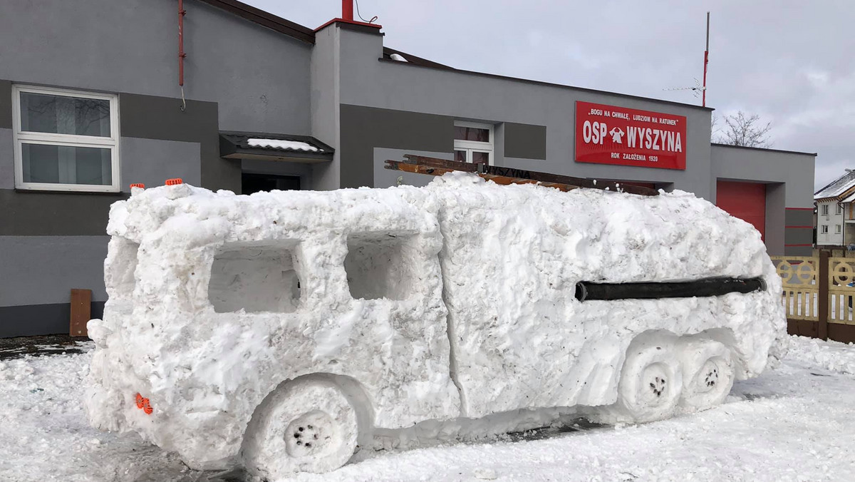 Wyszyna. Strażacy zbudowali wóz ze śniegu, teraz czekają na prawdziwy
