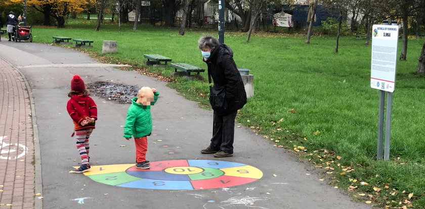 Bezpieczne zabawy na Woli. Zagraj na chodniku