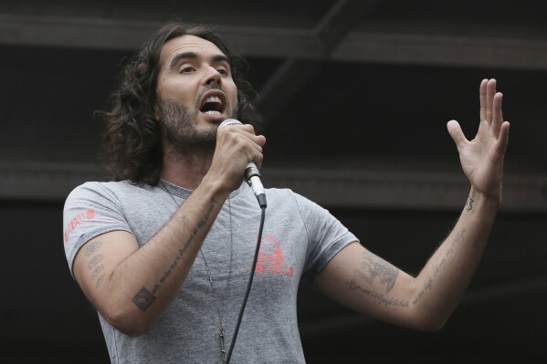 Britský komik a herec Russell Brand