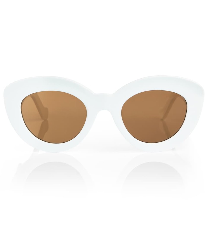 Lunettes de soleil blanches œil de chat de Loewe, 298 francs, chez Mytheresa. 