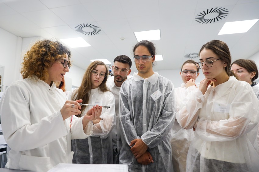 Stipendisti u jednoj od laboratorija Hemofarma