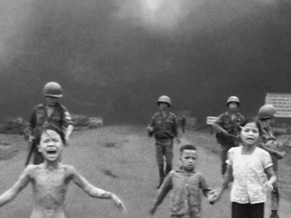Biegnąca, poparzona dziewczynka, ofiara wojny w Wietnamie 
