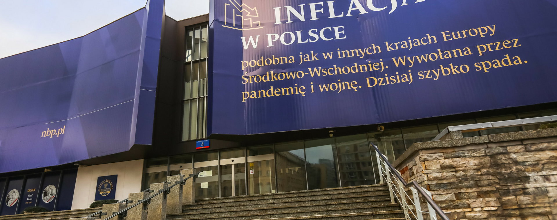 Baner propagandowy o spadku inflacji na siedzibie Narodowego Banku Polskiego