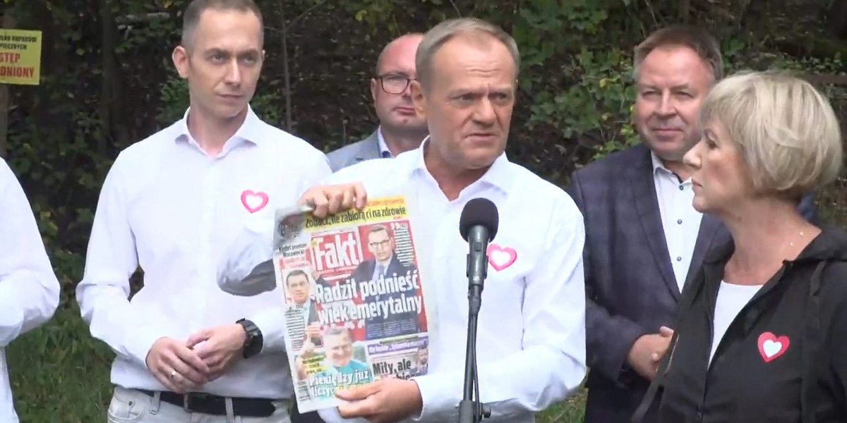 Donald Tusk pokazał okładkę "Faktu" na konferencji prasowej w Zgierzu